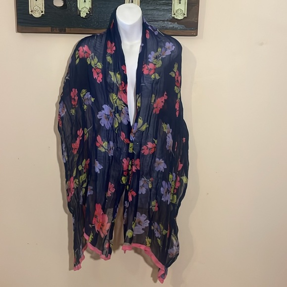 2/$30 Lands’ End Floral Loose Weave Crinkle Scarf - Picture 8 of 16